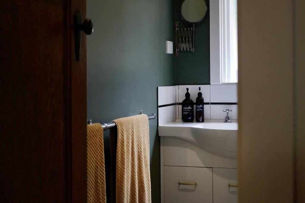 Harrys House Warburton - Peaceful Riverside Cottage In The Perfect Location Buitenkant foto